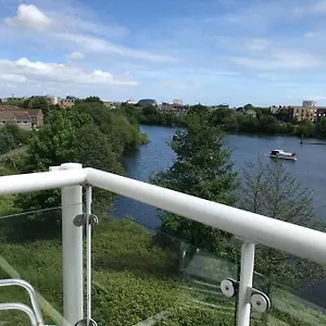 Apartment Beautiful River Views: 2 Bed / 2 Bath Modern Flat, Cardiff
